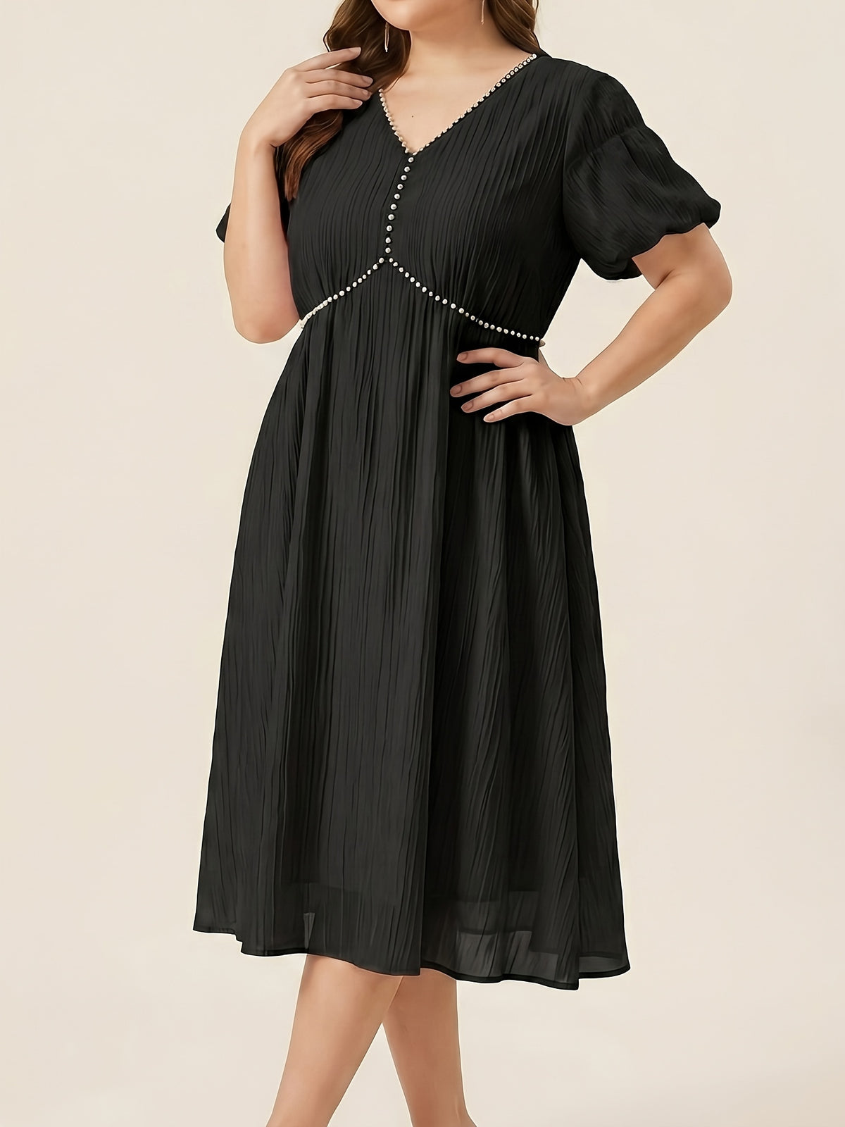 Robe midi grande taille — Col V souligné d'un liseré de perles