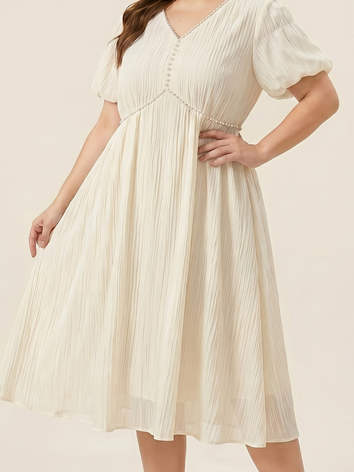 Robe midi grande taille — Col V souligné d'un liseré de perles