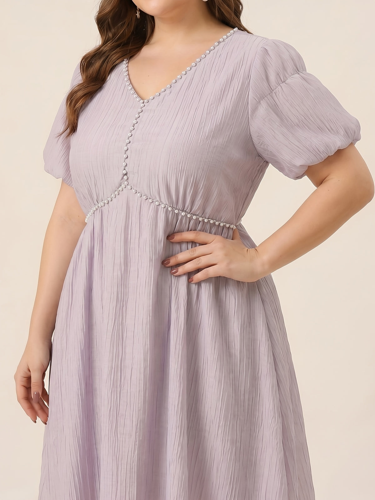 Robe midi grande taille — Col V souligné d'un liseré de perles