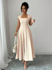 Robe midi grande taille — Col carré crème et jupe évasée