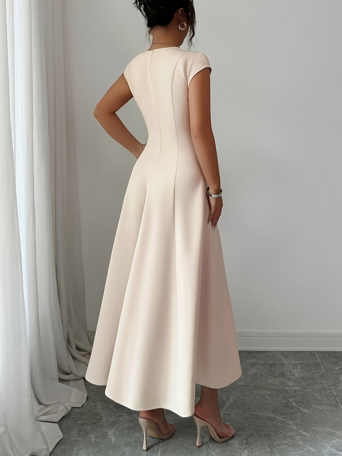 Robe midi grande taille — Col carré crème et jupe évasée