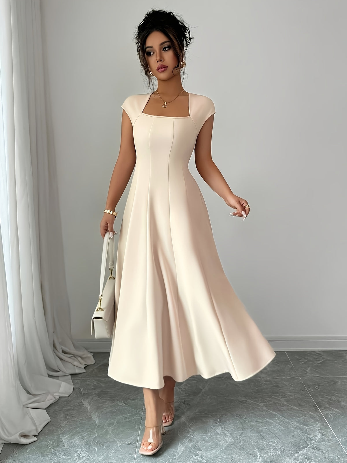 Robe midi grande taille — Col carré crème et jupe évasée