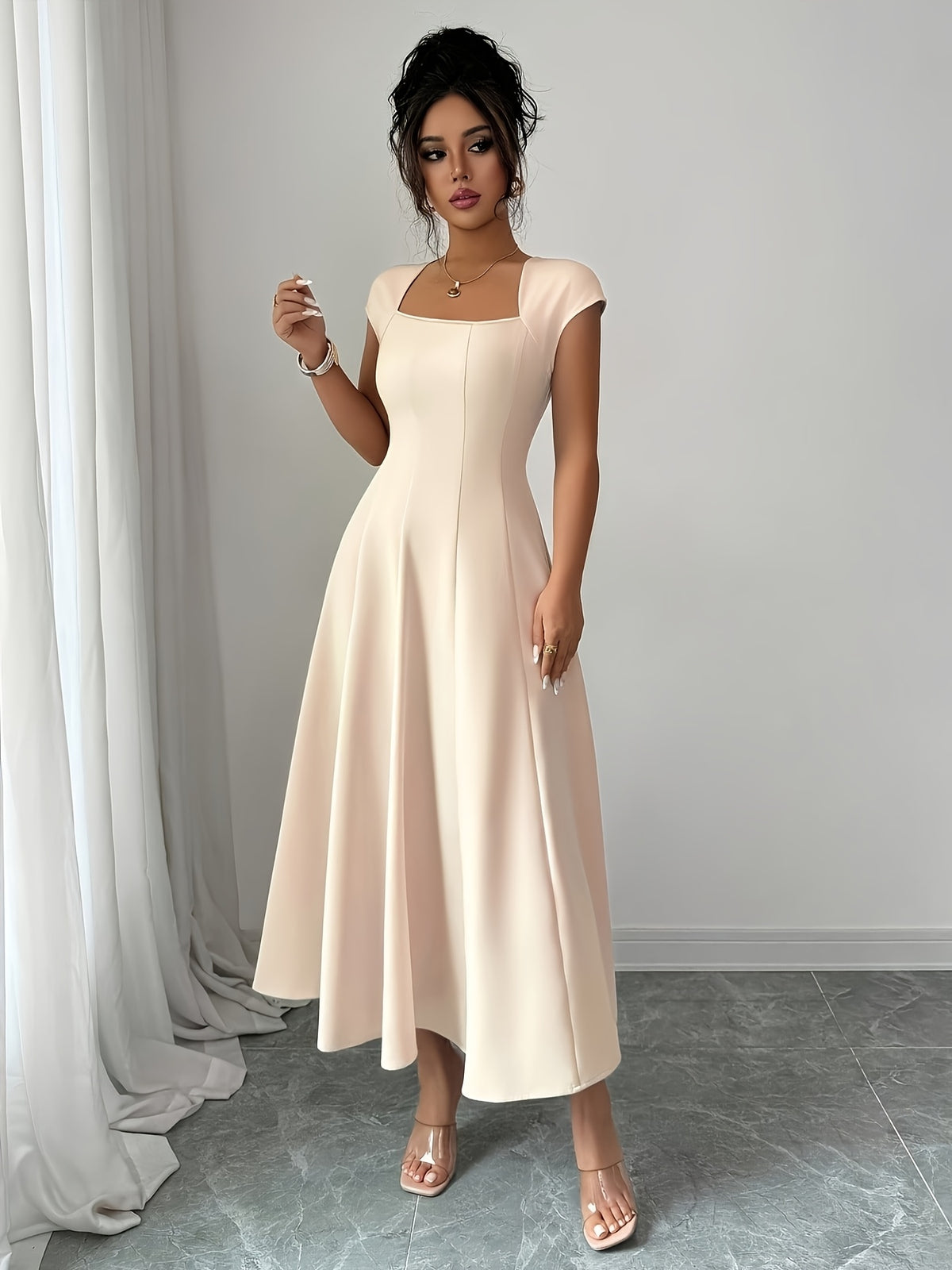 Robe midi grande taille — Col carré crème et jupe évasée
