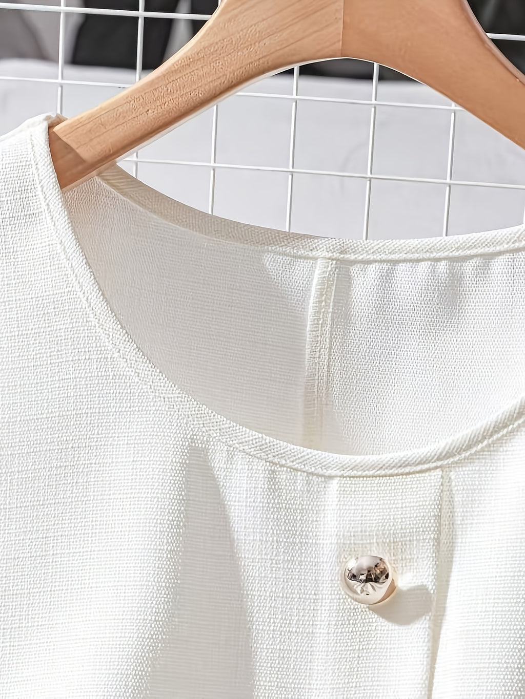 Robe midi grande taille — Boutons perlés sur crêpe gaufré