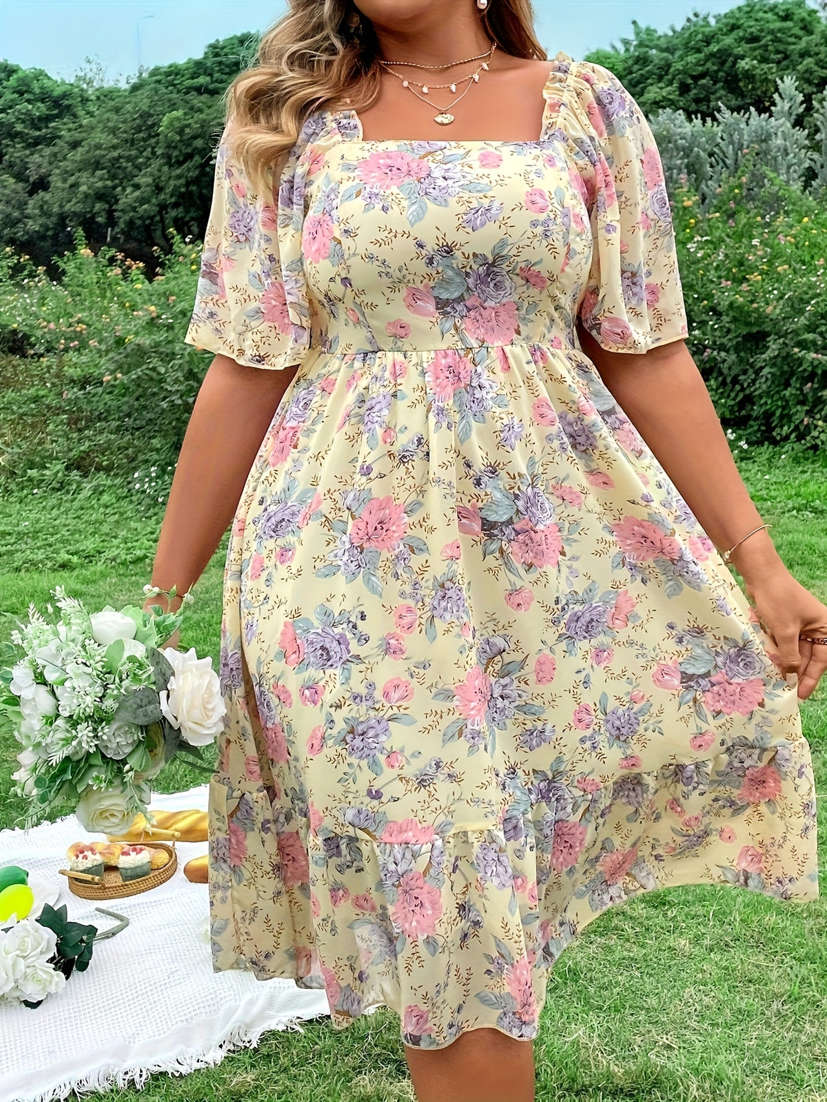 Robe midi grande taille — Bouquet pastel sur fond crème clair