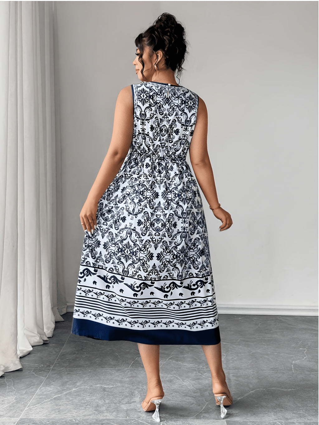 Robe midi grande taille — Imprimé porcelaine et frise à l'ourlet