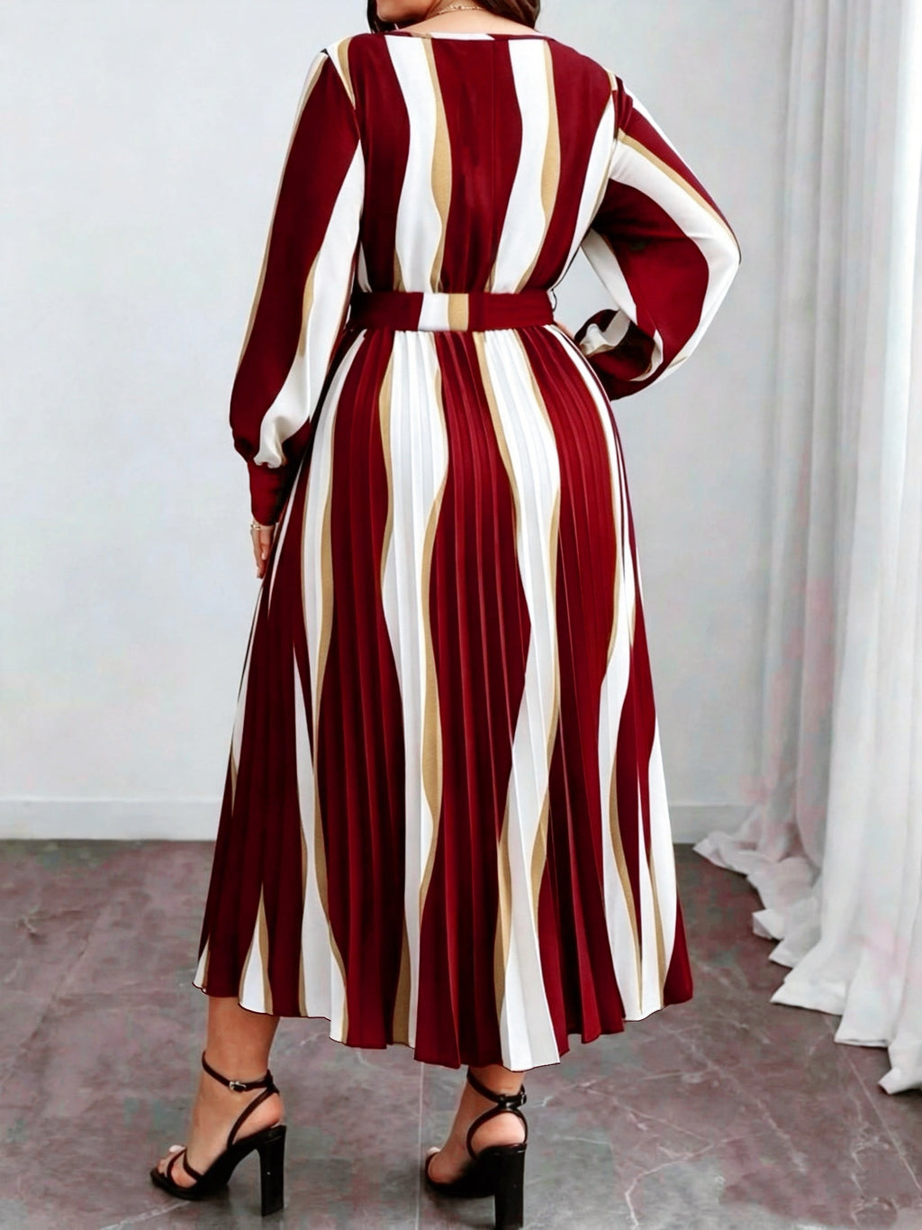Robe midi grande taille, plissé soleil à rayures ondulées
