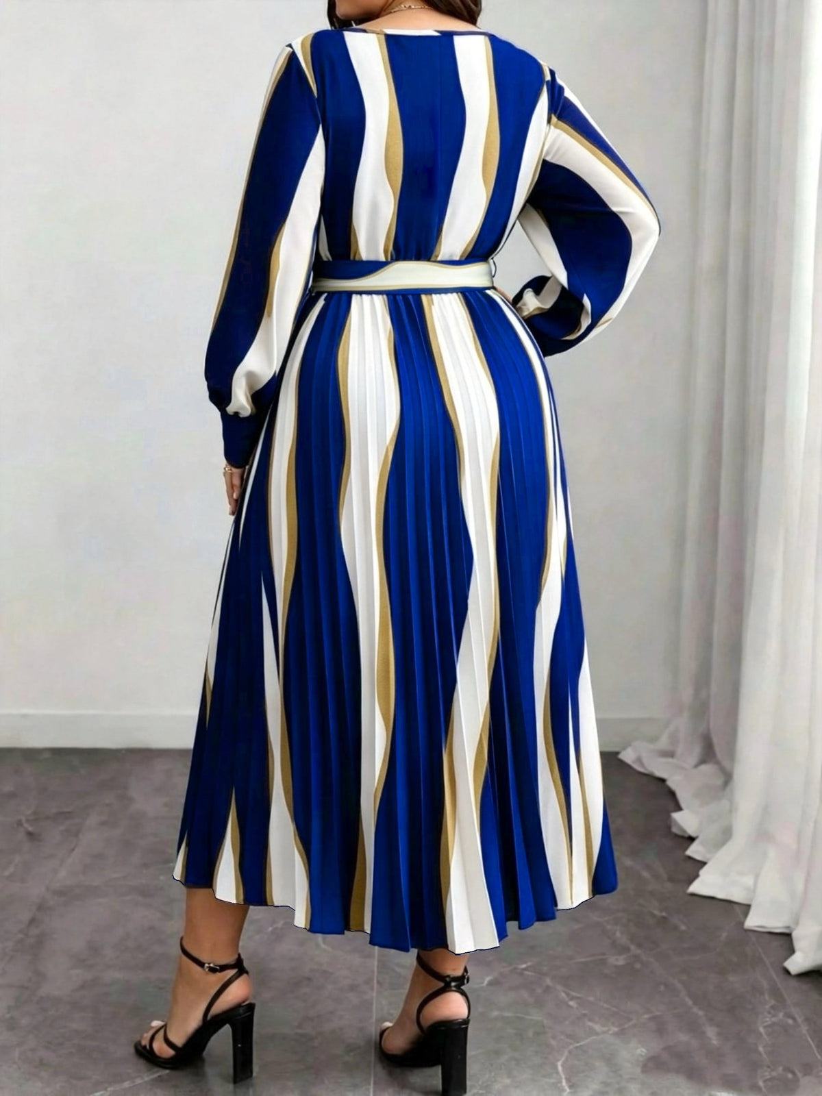 Robe midi grande taille, plissé soleil à rayures ondulées