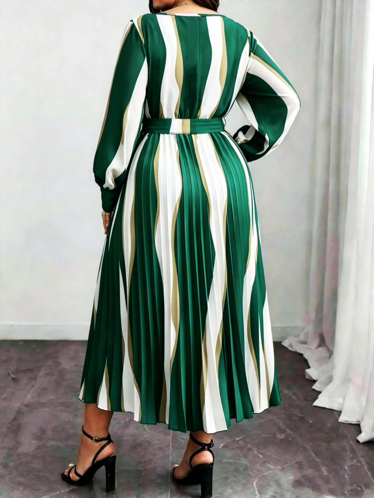 Robe midi grande taille, plissé soleil à rayures ondulées