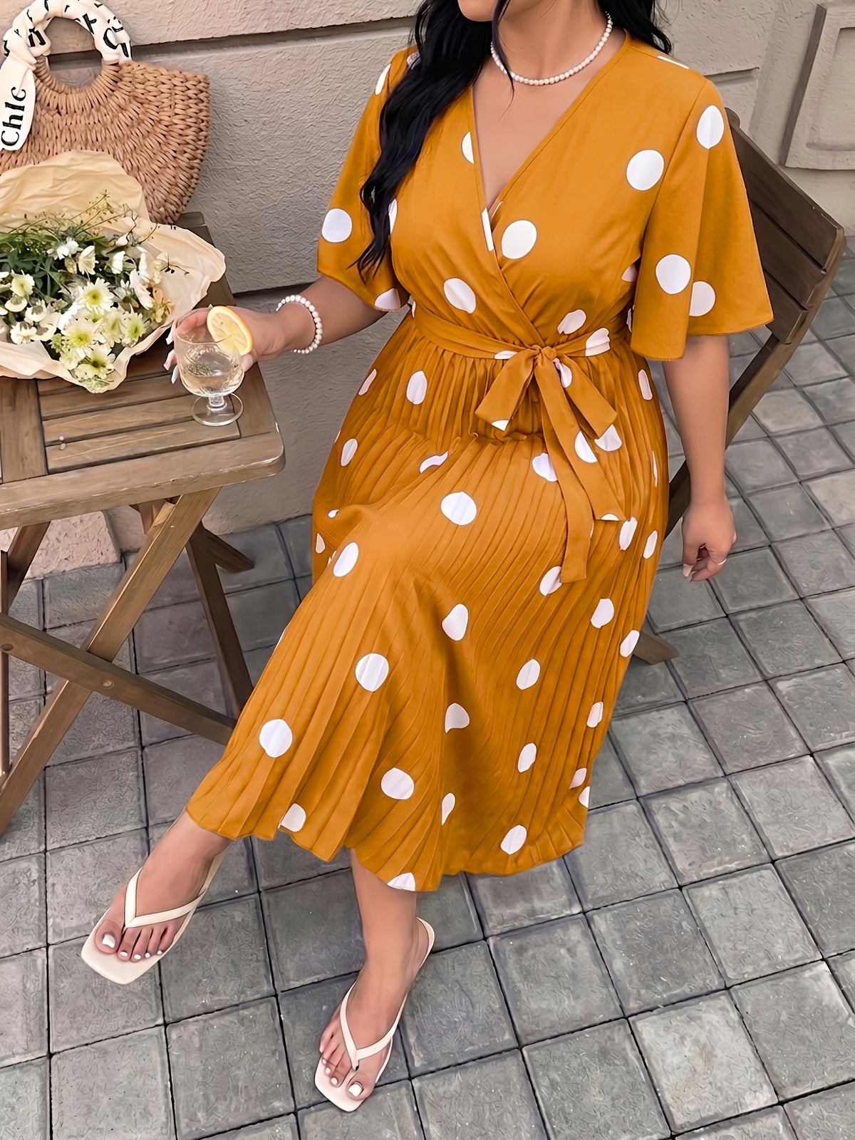 Robe midi grande taille, pois et jupe plissée soleil