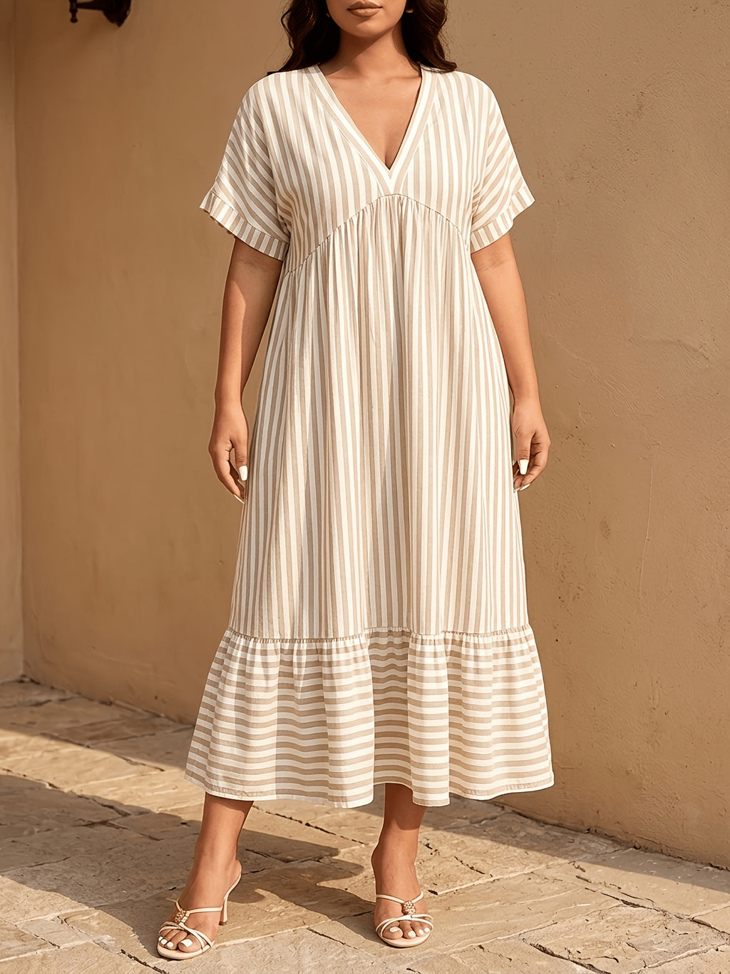 Robe midi grande taille — Rayures beige et volant d'ourlet