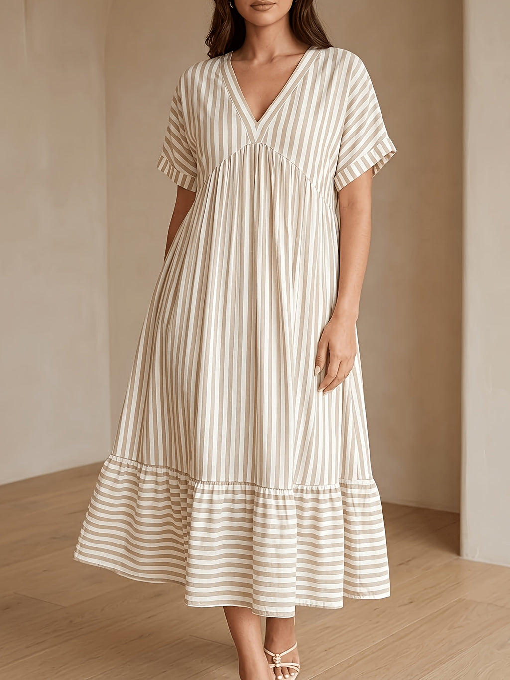 Robe midi grande taille — Rayures beige et volant d'ourlet