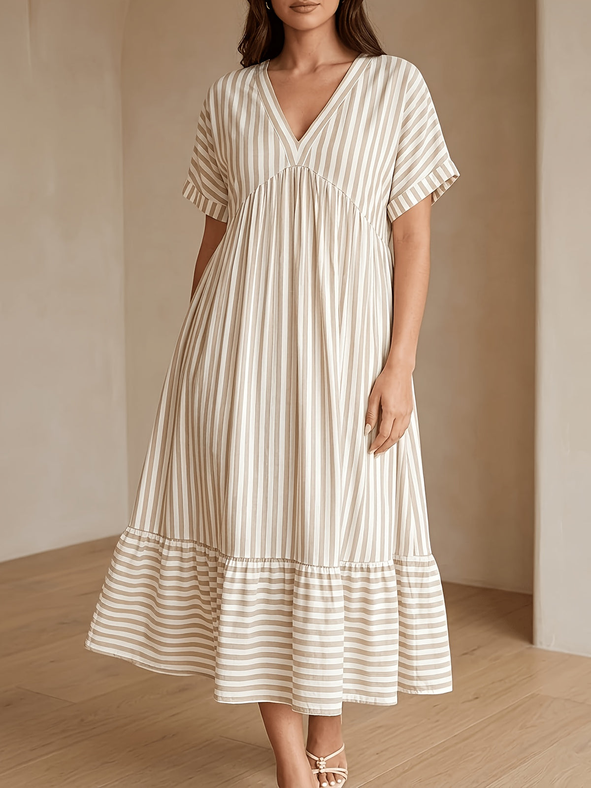 Robe midi grande taille — Rayures beige et volant d'ourlet