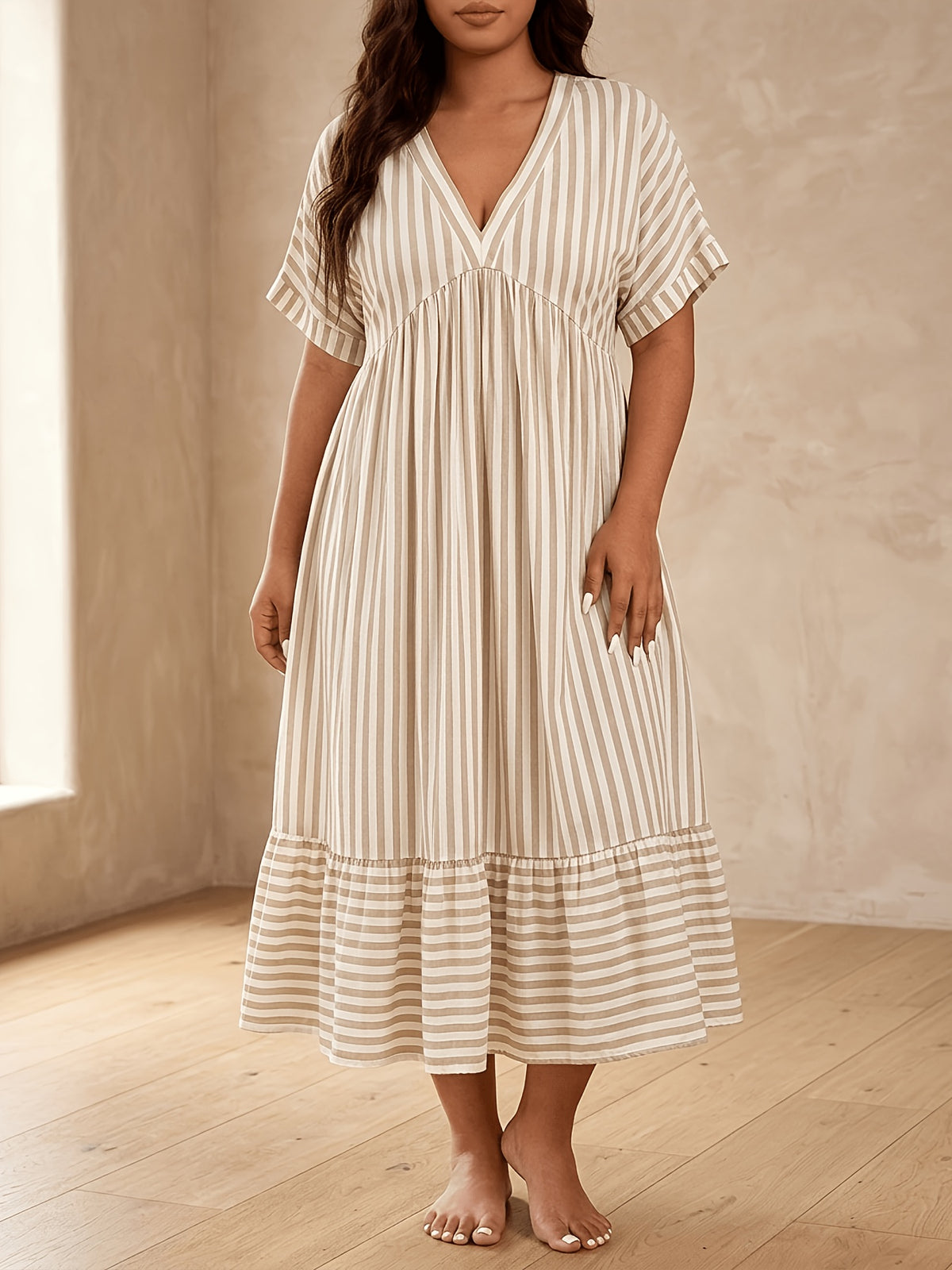 Robe midi grande taille — Rayures beige et volant d'ourlet