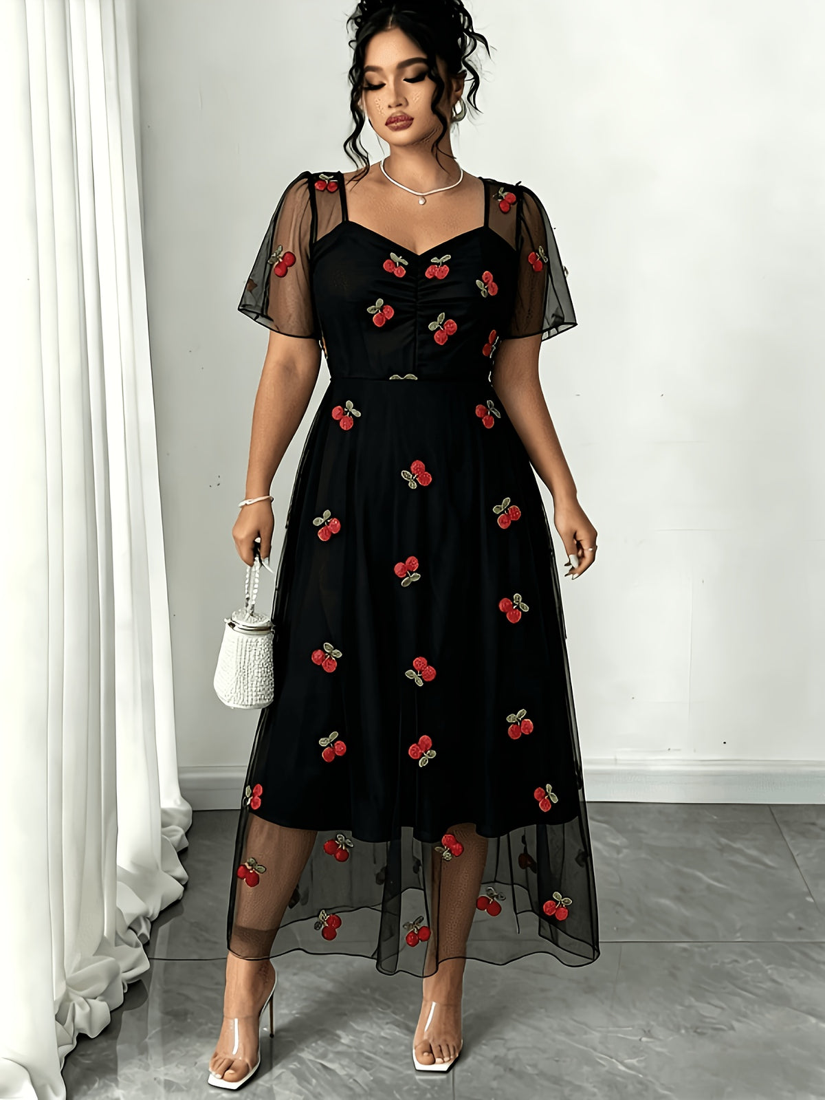 Robe midi grande taille — Tulle blanc brodé de cerises rouges