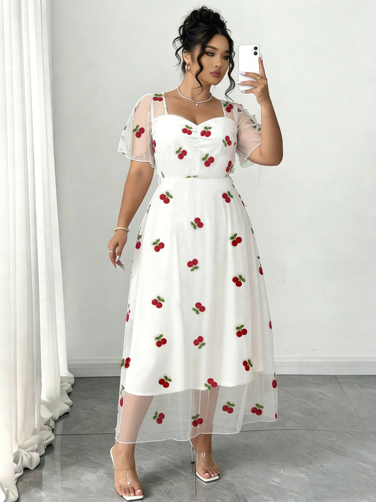Robe midi grande taille — Tulle blanc brodé de cerises rouges