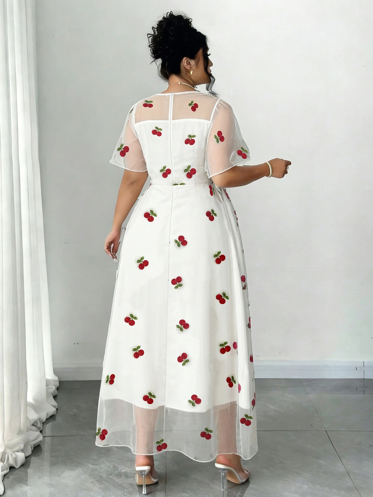 Robe midi grande taille — Tulle blanc brodé de cerises rouges
