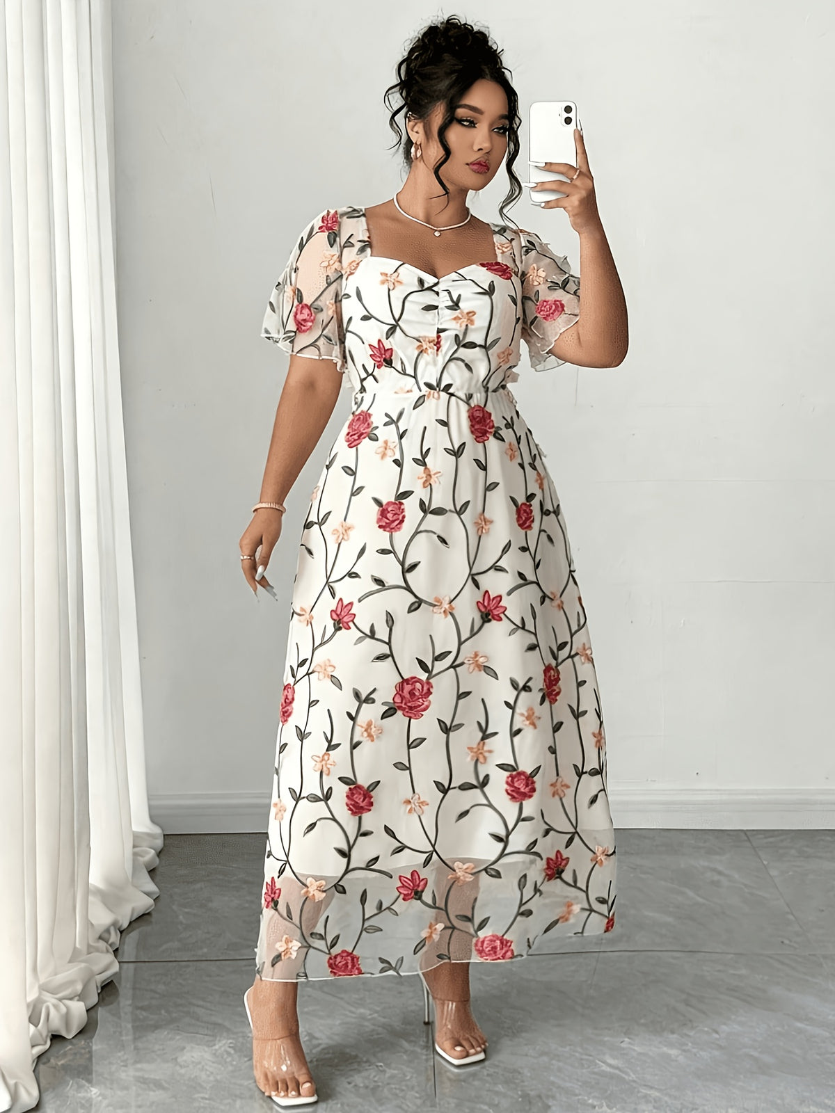 Robe midi grande taille — Tulle blanc brodé de cerises rouges