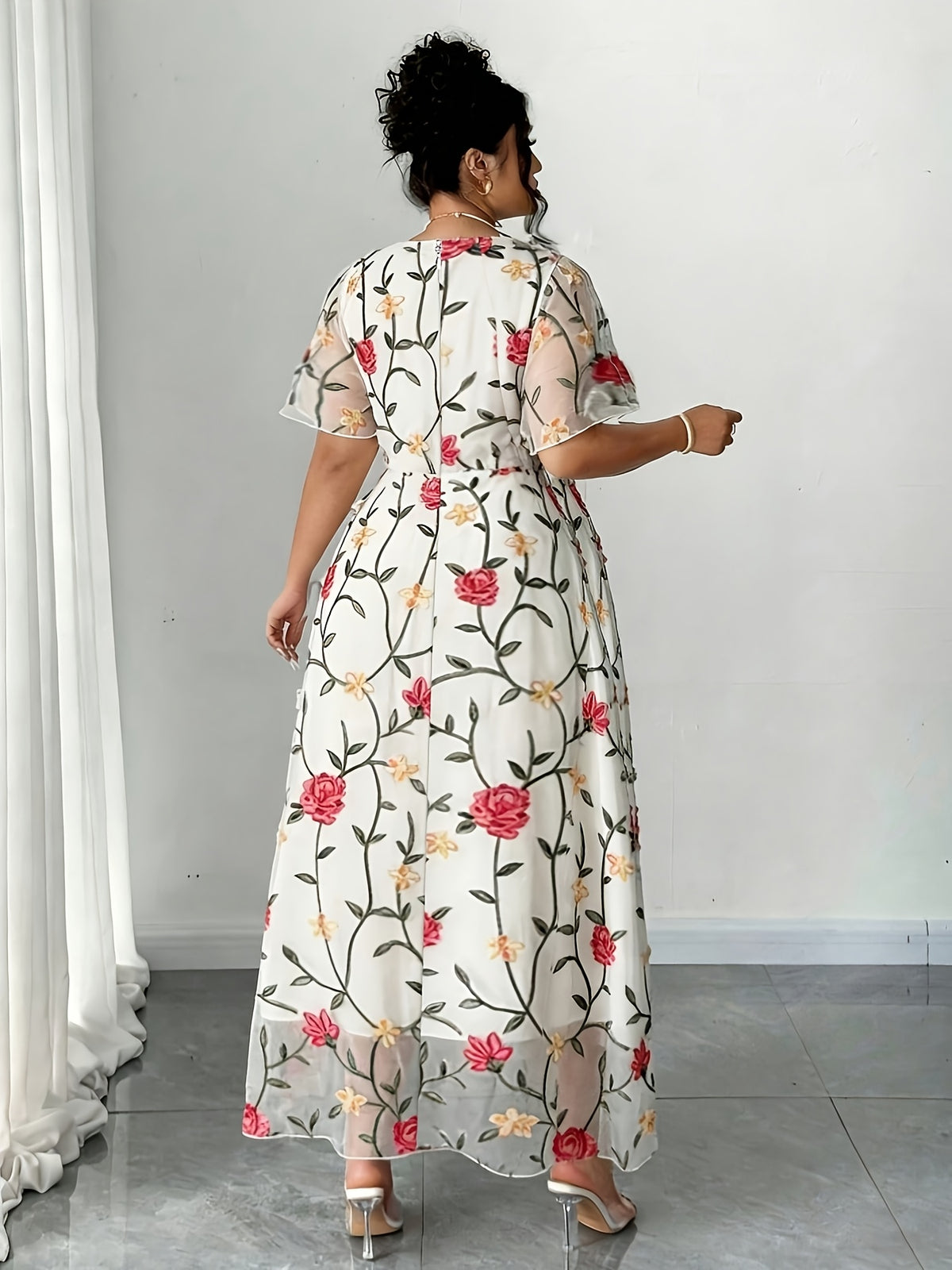 Robe midi grande taille — Tulle blanc brodé de cerises rouges