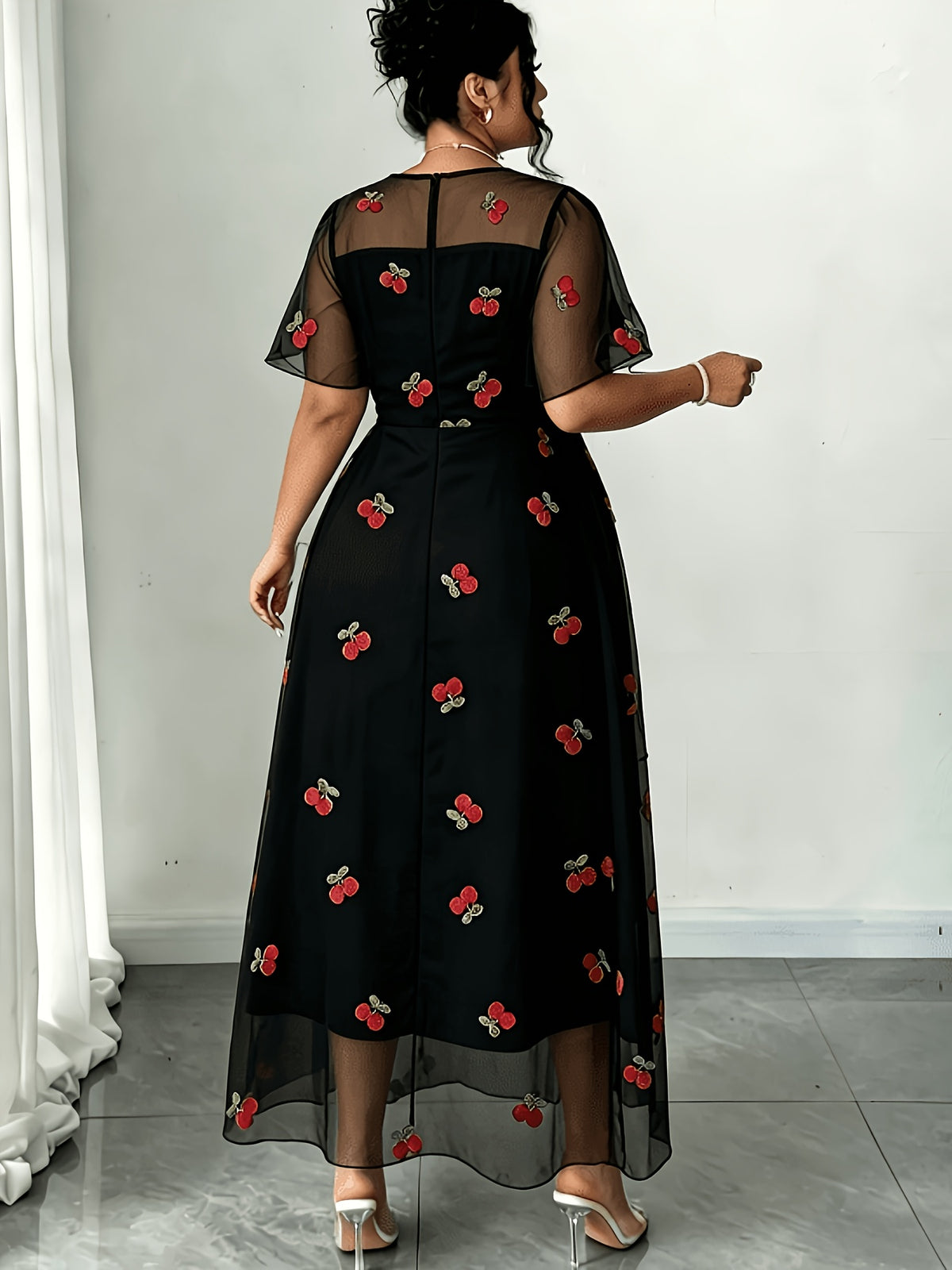 Robe midi grande taille — Tulle blanc brodé de cerises rouges
