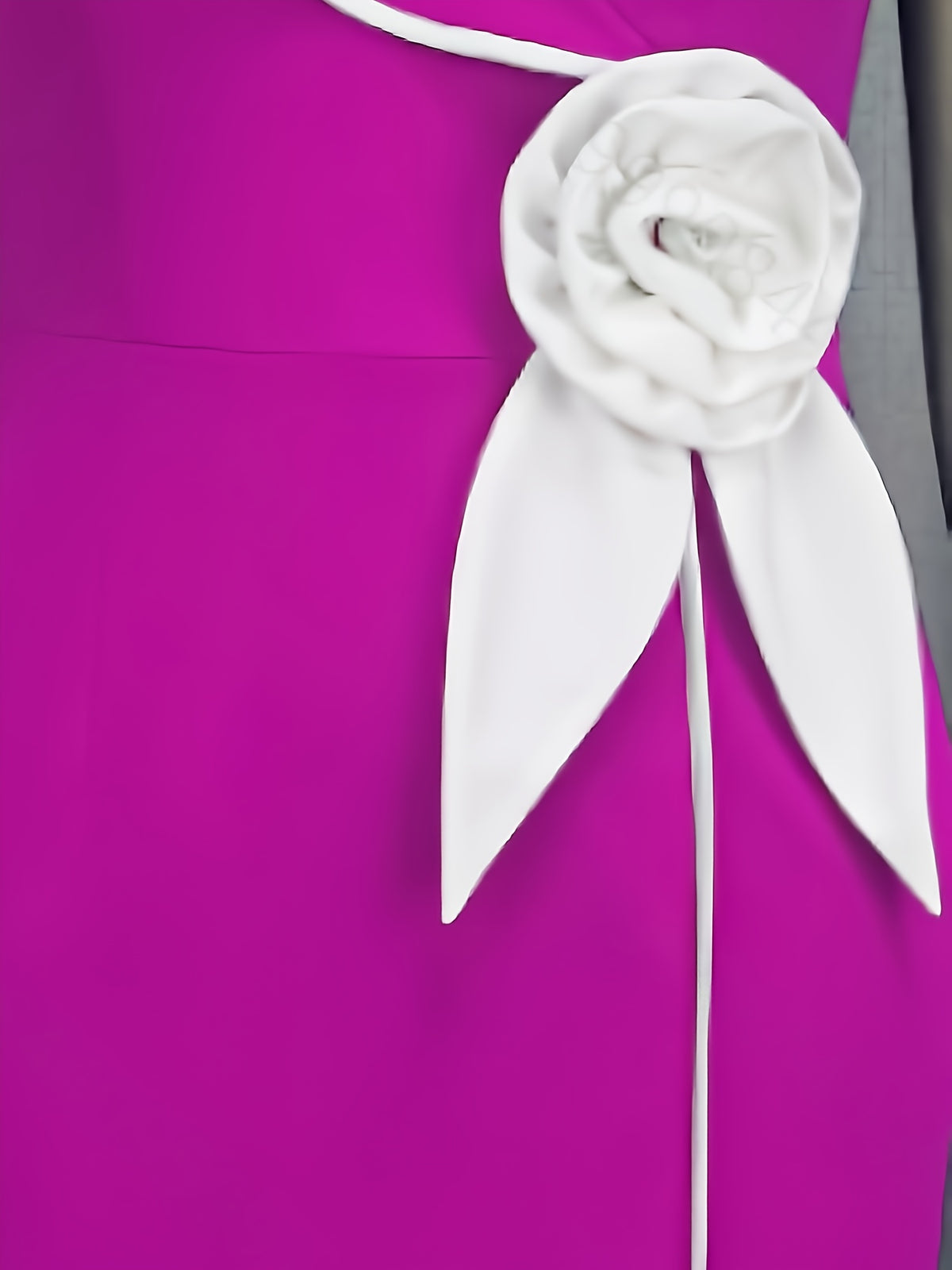 Robe midi grande taille — Volant asymétrique et grande fleur