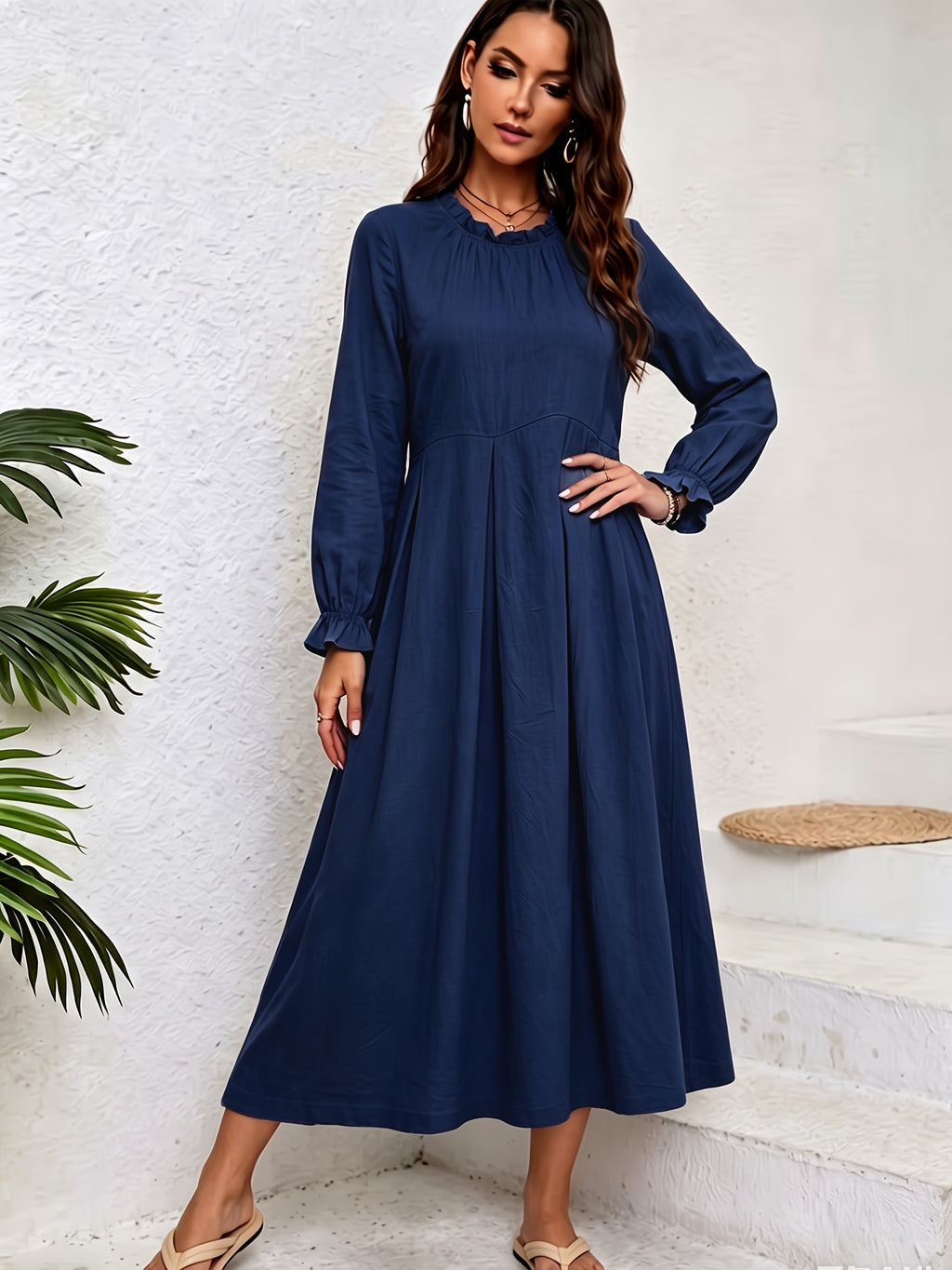 Robe midi grande taille en lin — Col à volant et ourlet croisé