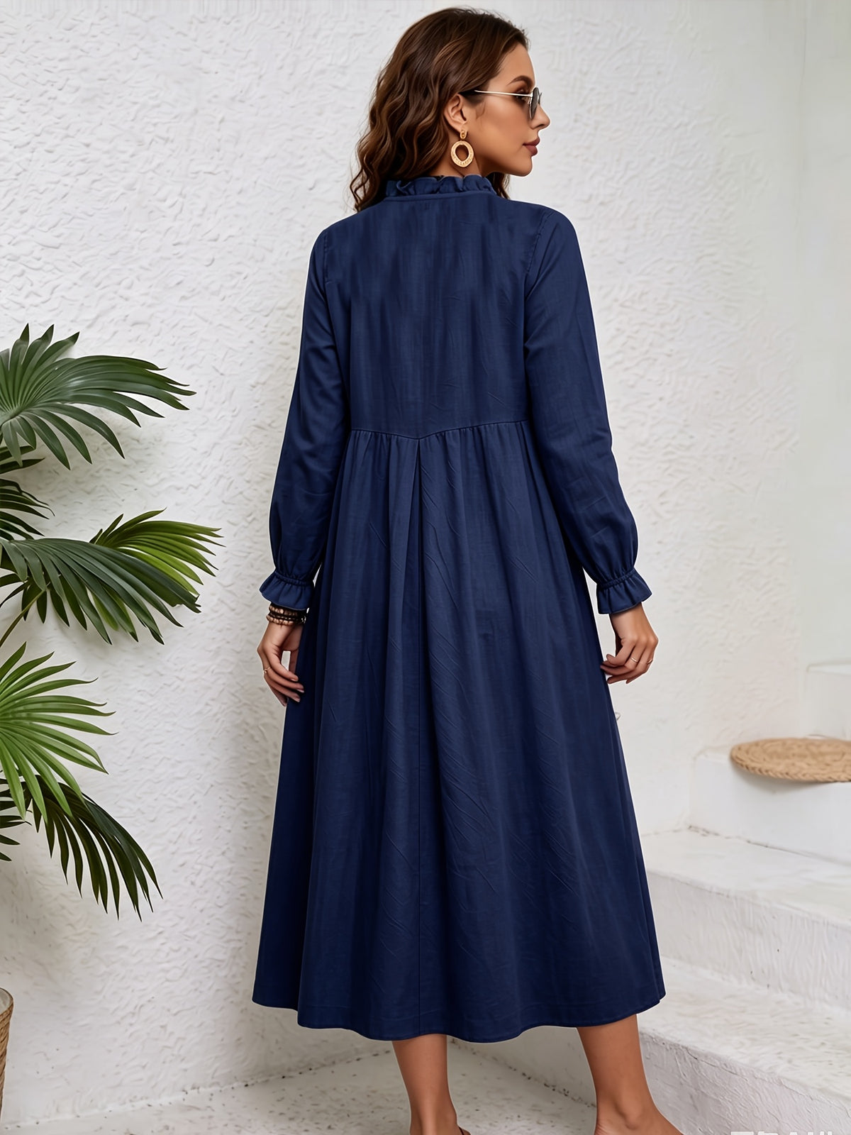 Robe midi grande taille en lin — Col à volant et ourlet croisé