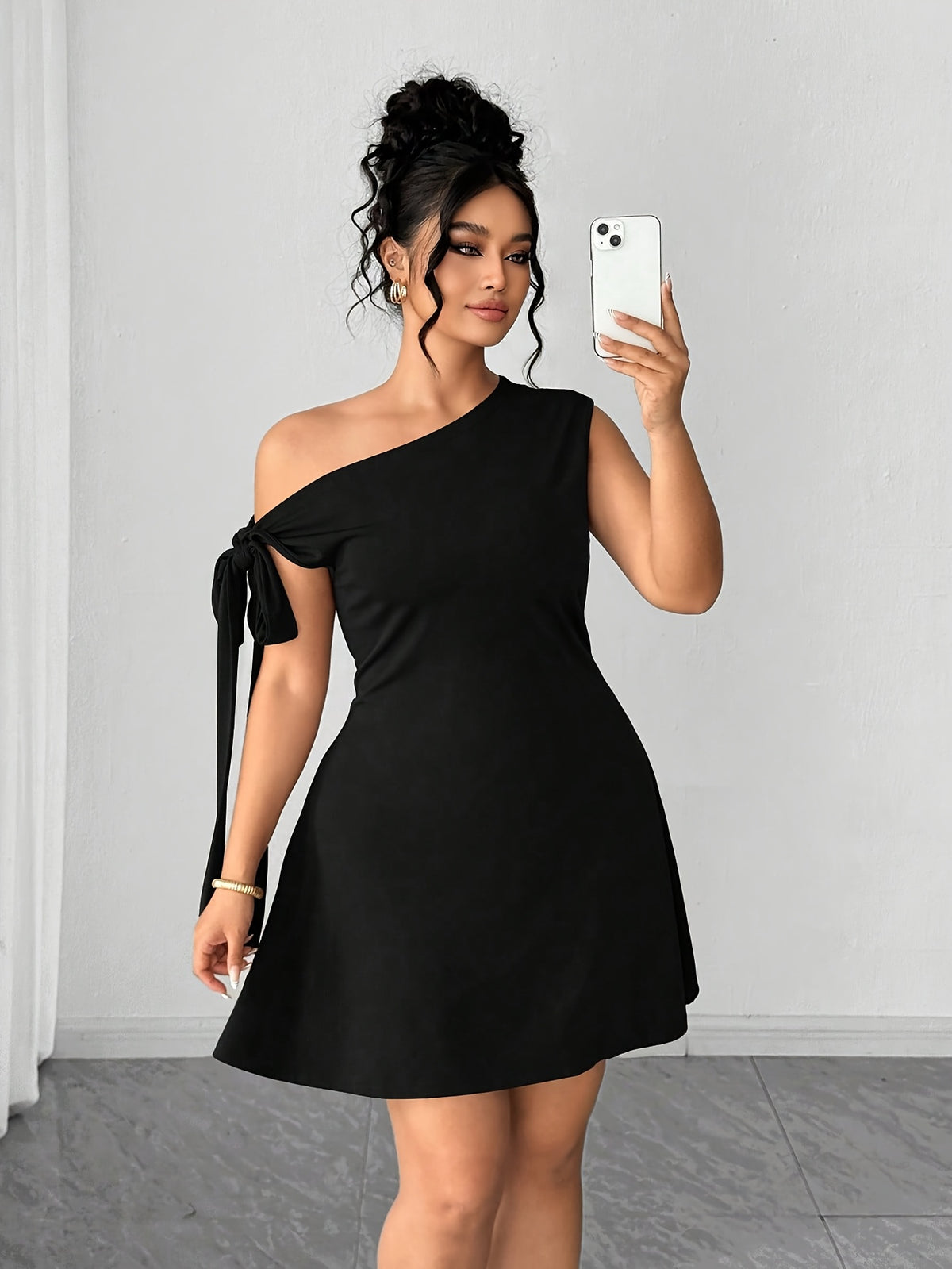 Robe noire grande taille — Épaule dénudée et long pan noué