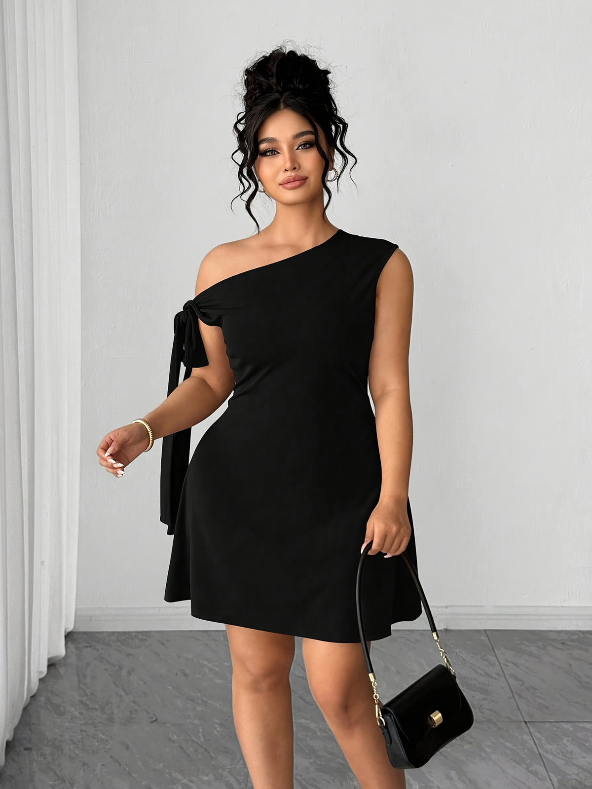 Robe noire grande taille — Épaule dénudée et long pan noué