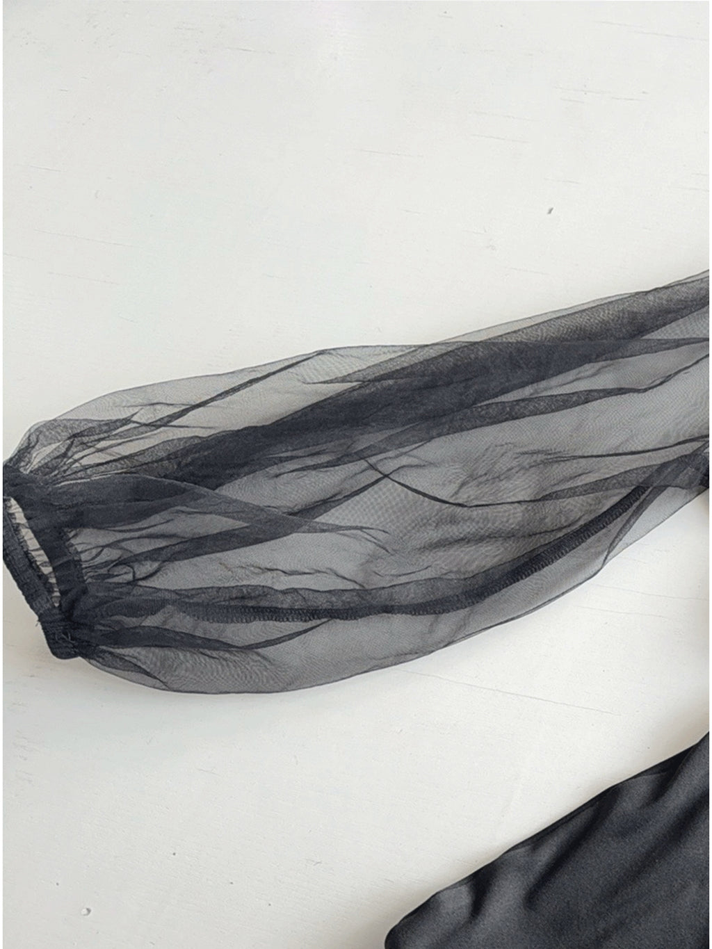 Robe courte grande taille — Fourreau noir et tulle transparent