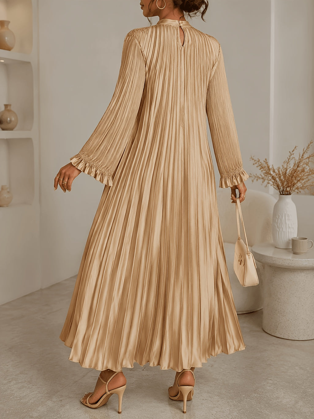 Robe plissée grande taille — Longue en satin beige à col montant