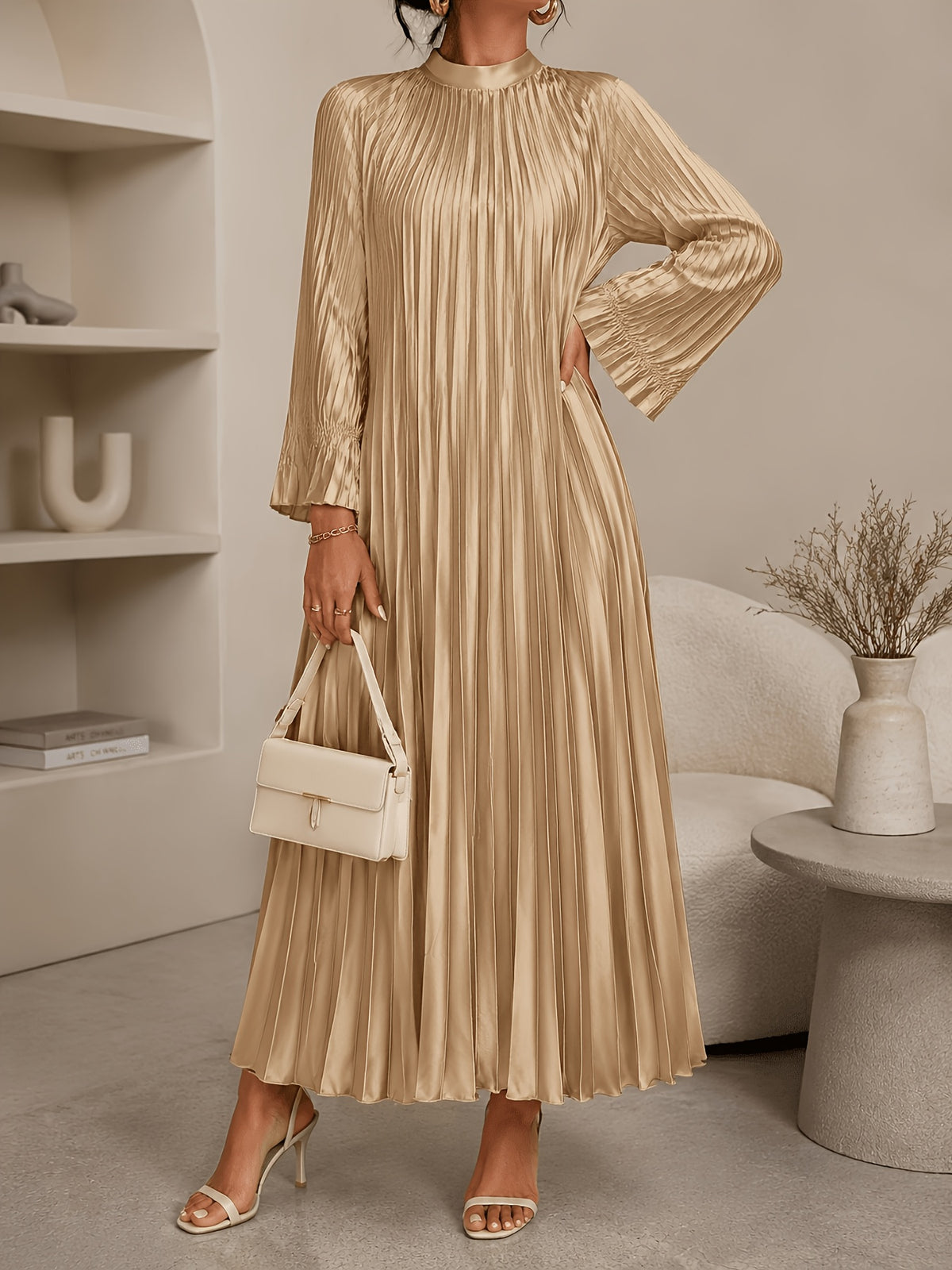 Robe plissée grande taille — Longue en satin beige à col montant