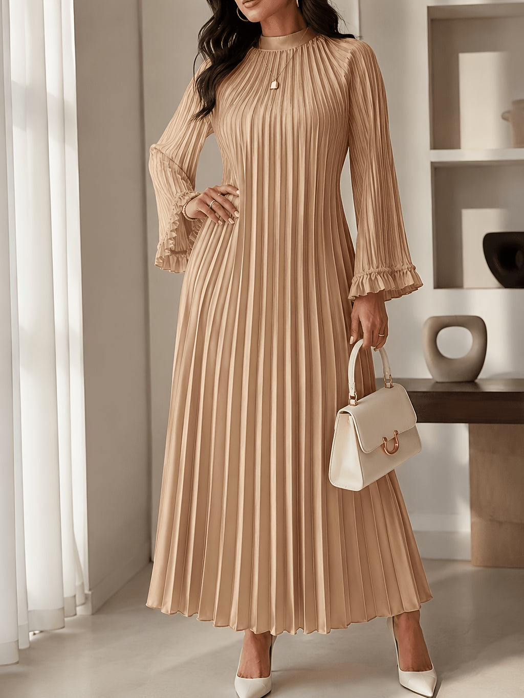 Robe plissée grande taille — Longue en satin beige à col montant