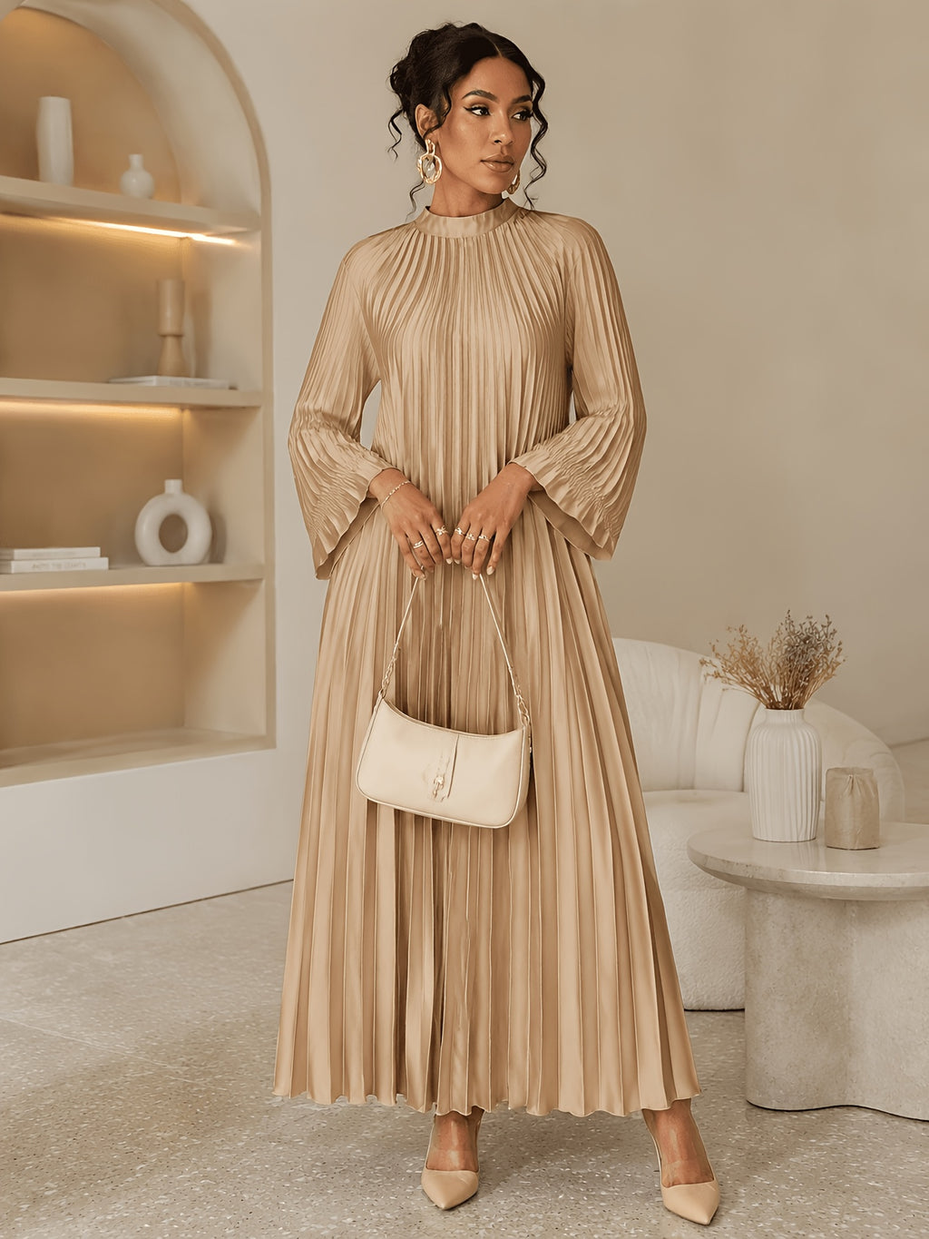 Robe plissée grande taille — Longue en satin beige à col montant