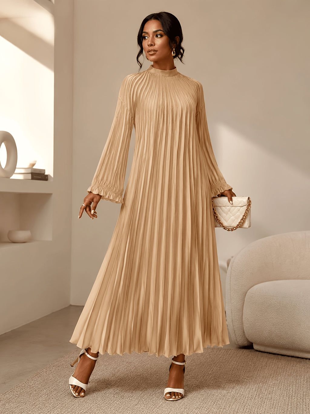 Robe plissée grande taille — Longue en satin beige à col montant