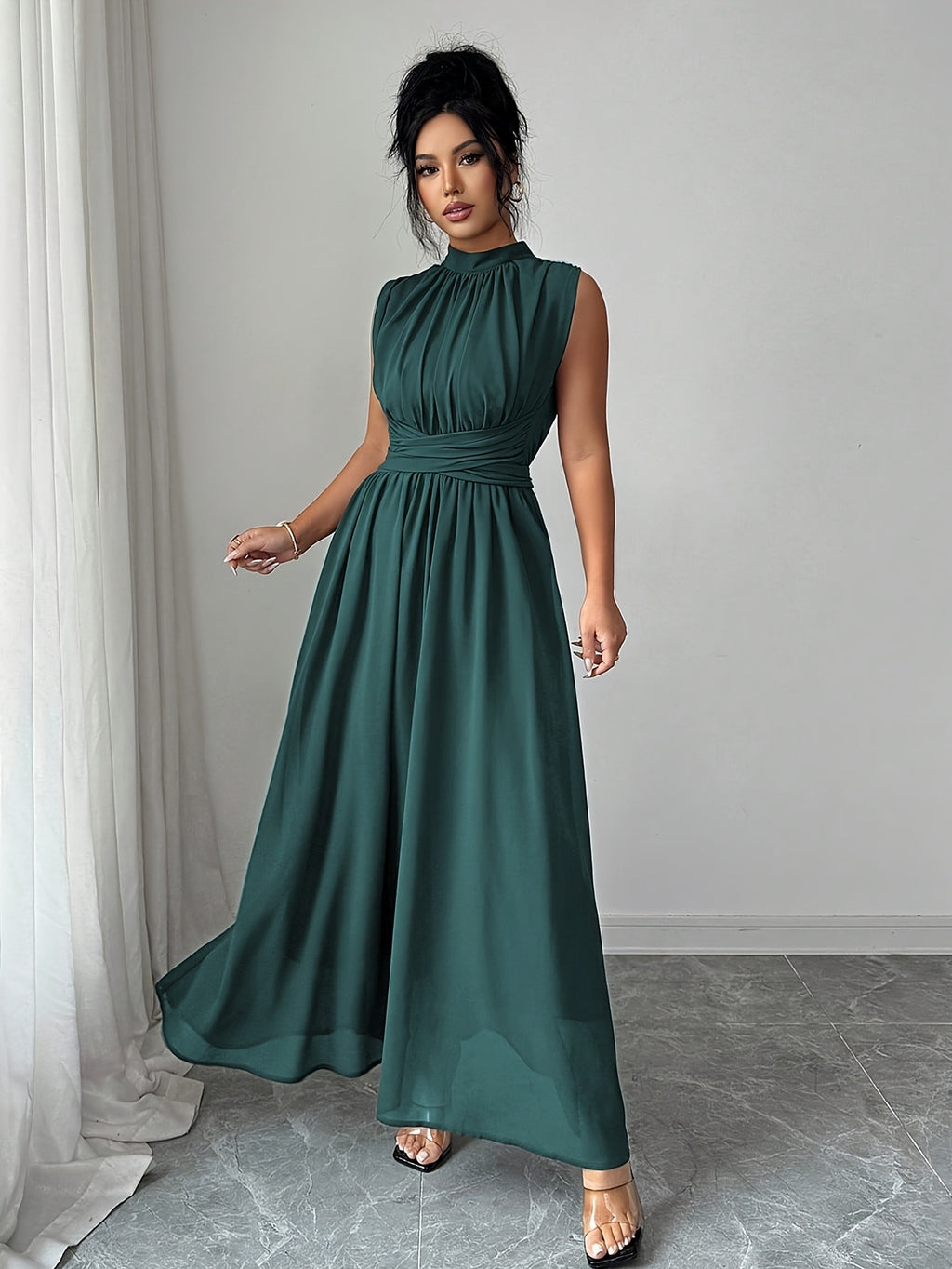 Robe plissée grande taille — Col montant vert sans manches
