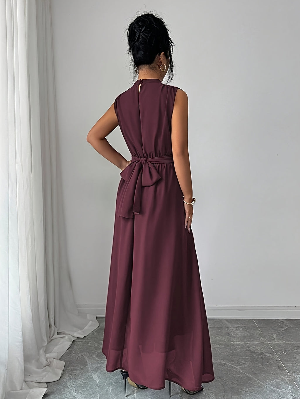 Robe plissée grande taille — Col montant vert sans manches