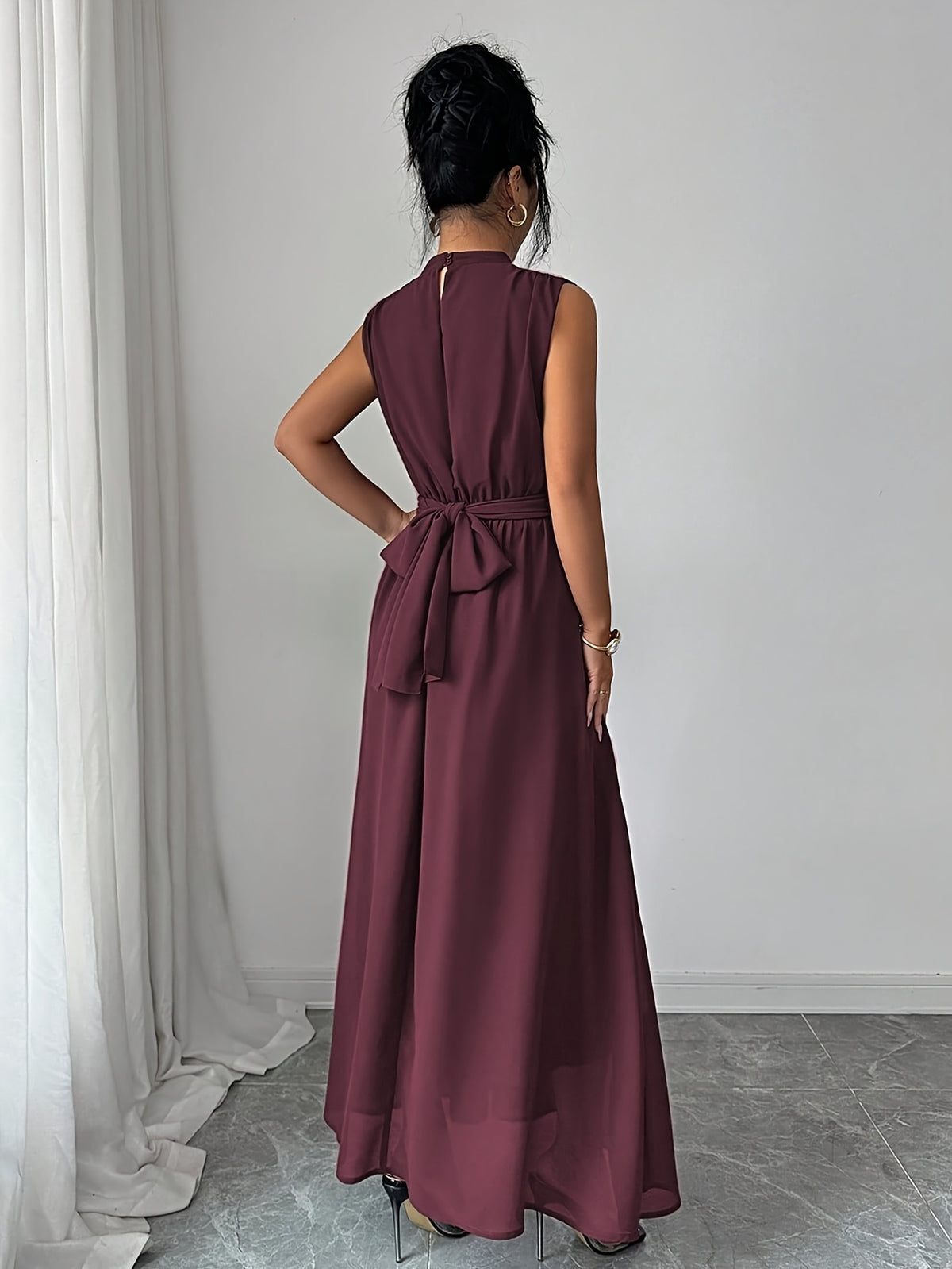 Robe plissée grande taille — Col montant vert sans manches