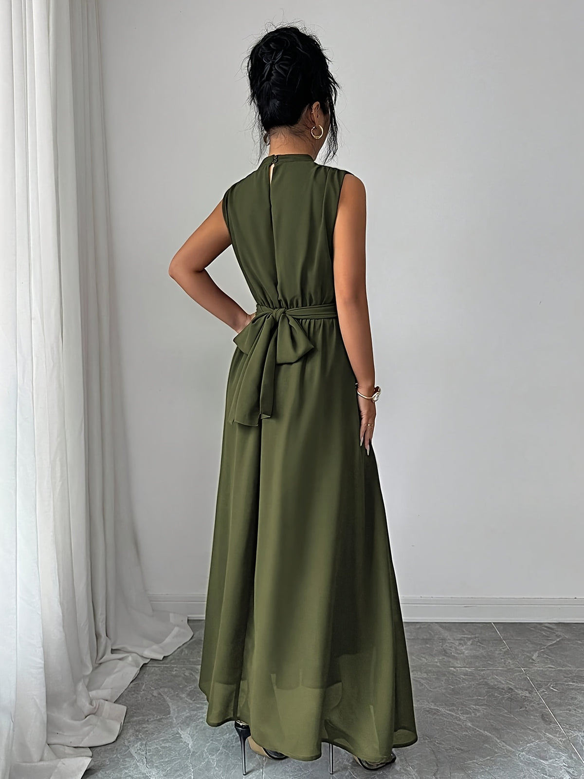 Robe plissée grande taille — Col montant vert sans manches