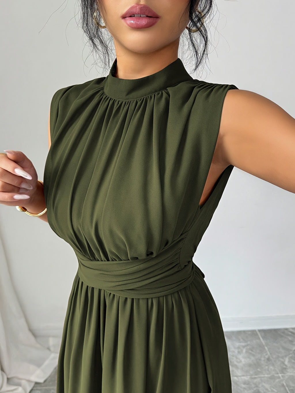 Robe plissée grande taille — Col montant vert sans manches