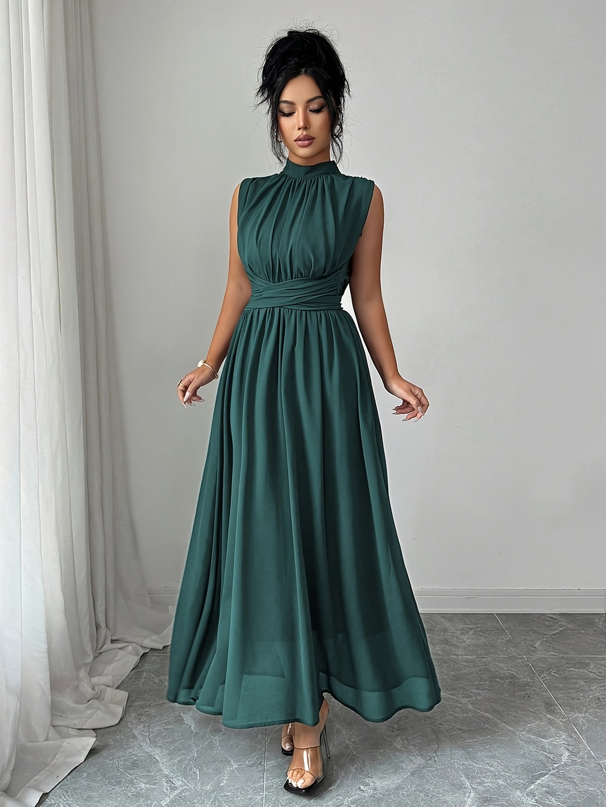 Robe plissée grande taille — Col montant vert sans manches