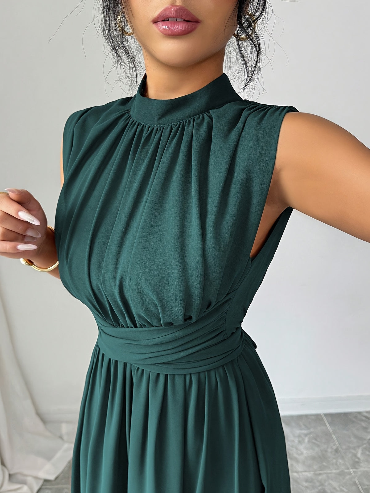 Robe plissée grande taille — Col montant vert sans manches