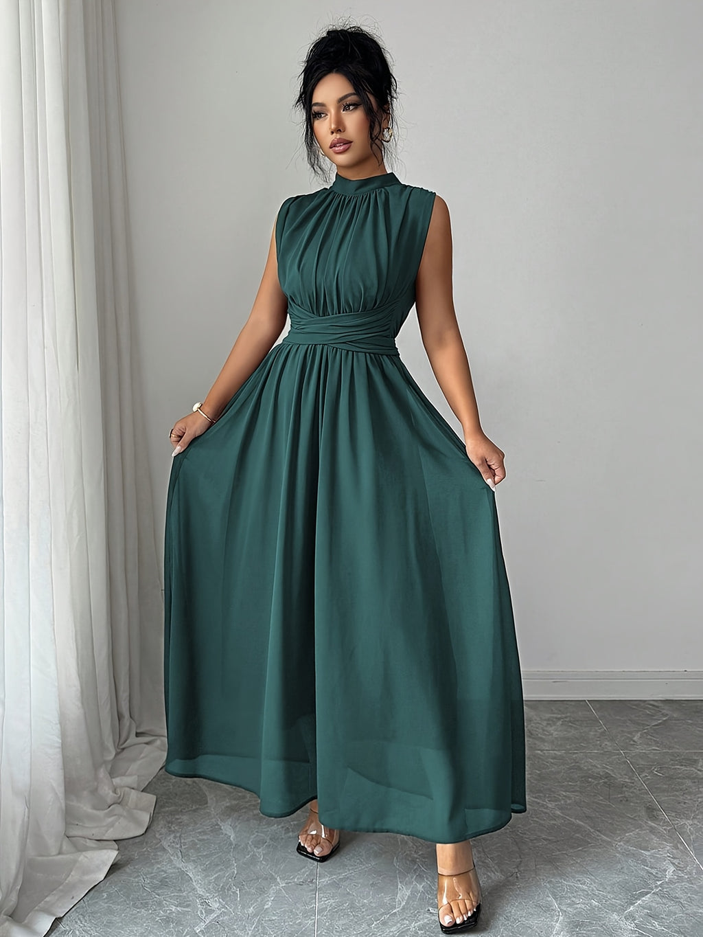 Robe plissée grande taille — Col montant vert sans manches