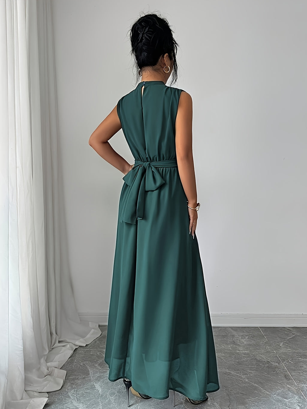 Robe plissée grande taille — Col montant vert sans manches