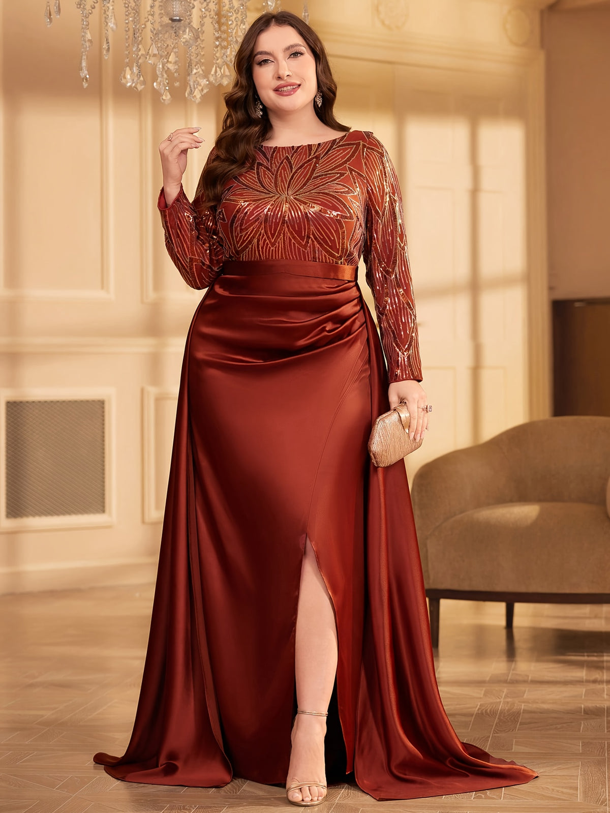 Robe en satin grande taille — Traîne latérale et fente haute