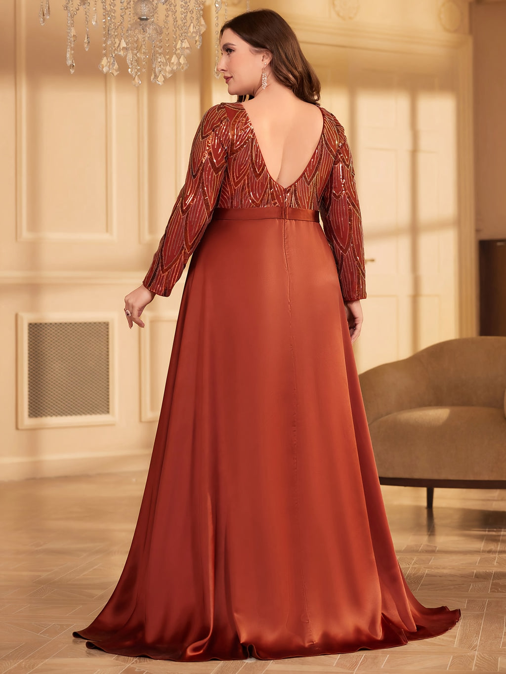 Robe en satin grande taille — Traîne latérale et fente haute