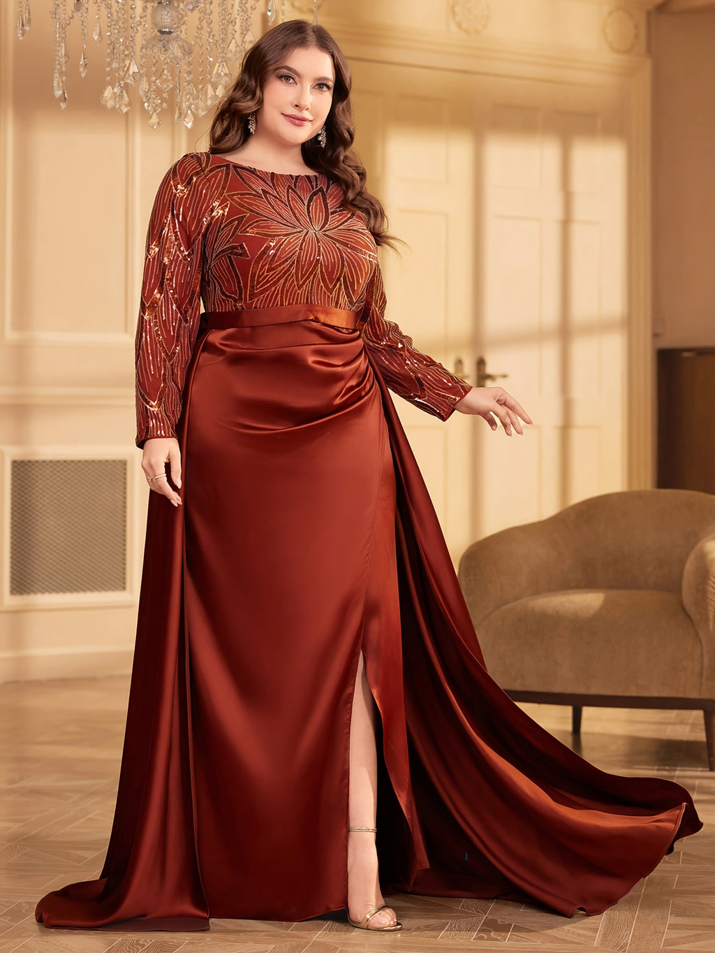 Robe en satin grande taille — Traîne latérale et fente haute