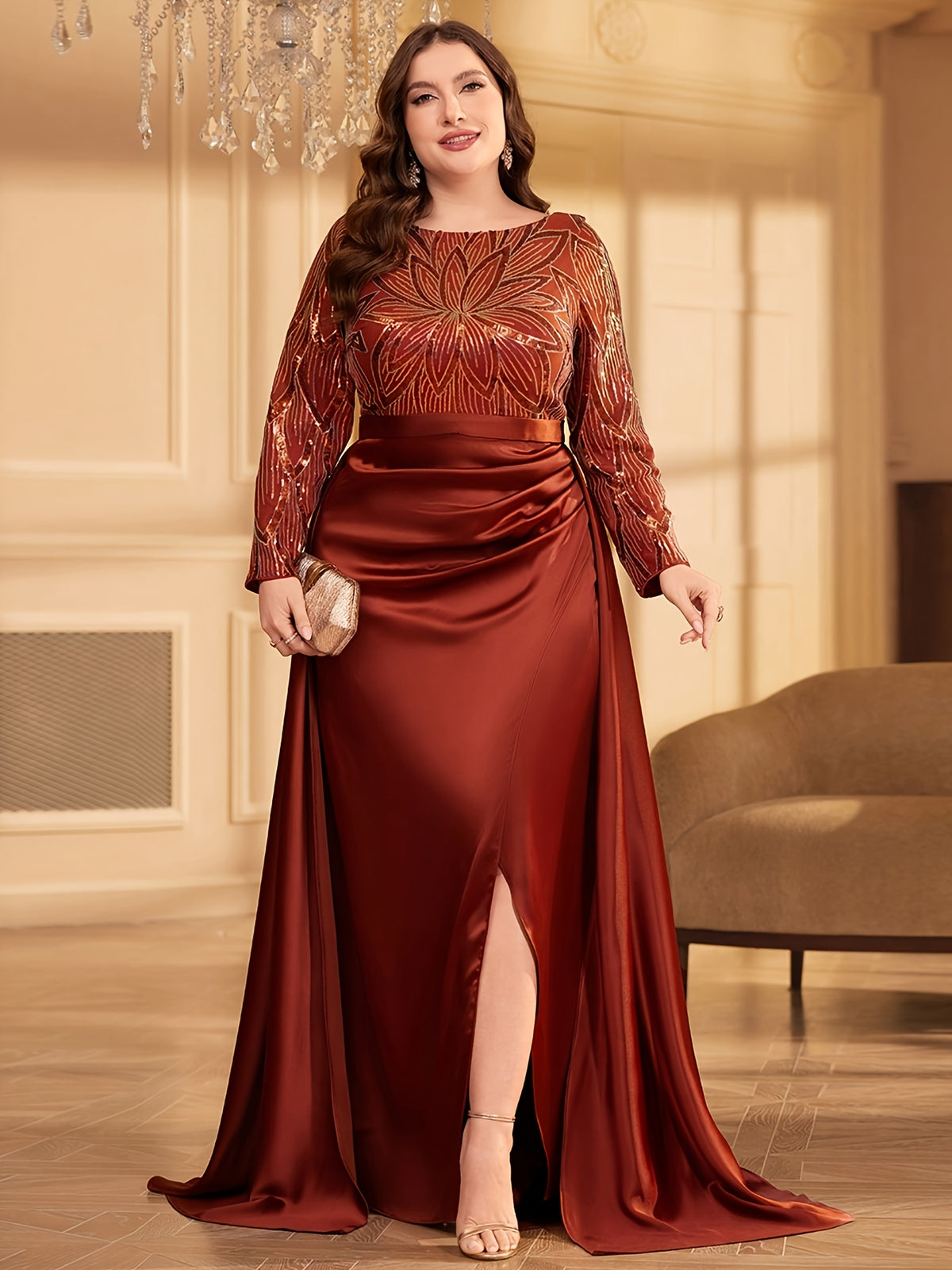 Robe en satin grande taille — Traîne latérale et fente haute