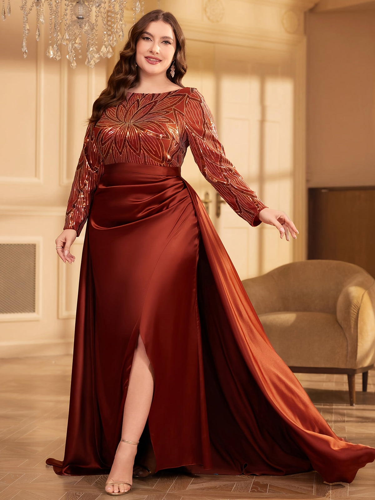 Robe en satin grande taille — Traîne latérale et fente haute