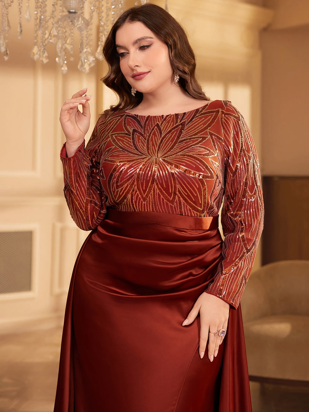 Robe en satin grande taille — Traîne latérale et fente haute